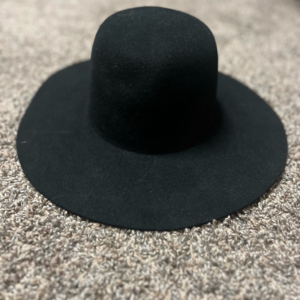Gigi Pip black hat
